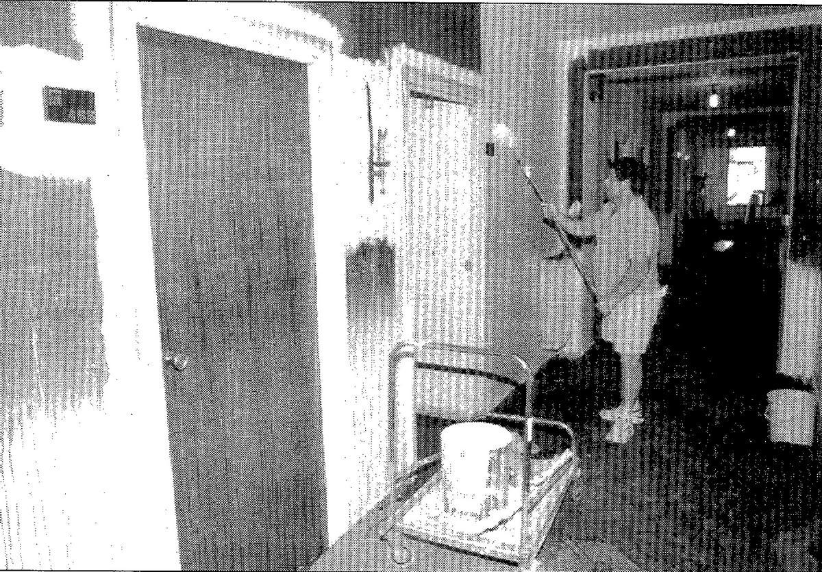 Trabajos de limpieza en el hotel tras el incendio.