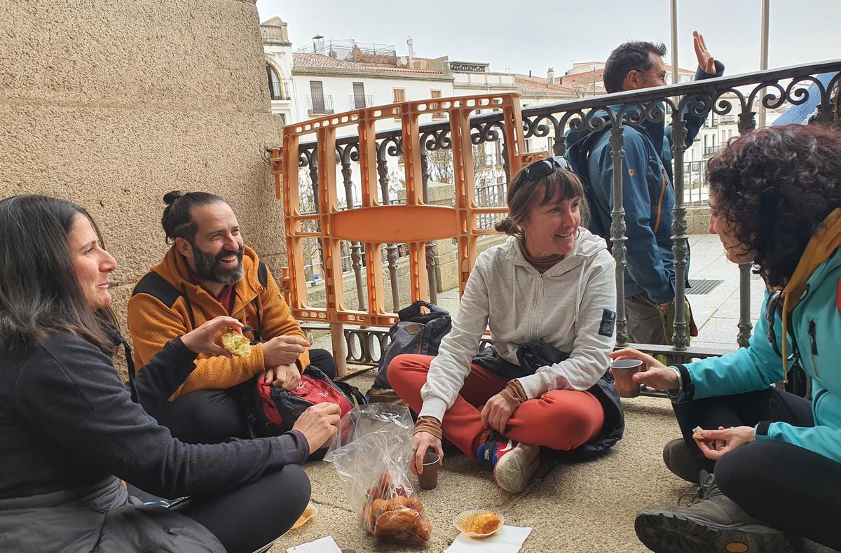 Un grupo de participantes disfrutando del desayuno.