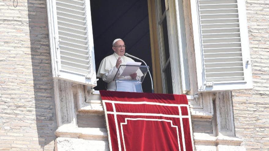 El Papa pide &quot;diálogo  y moderación&quot;