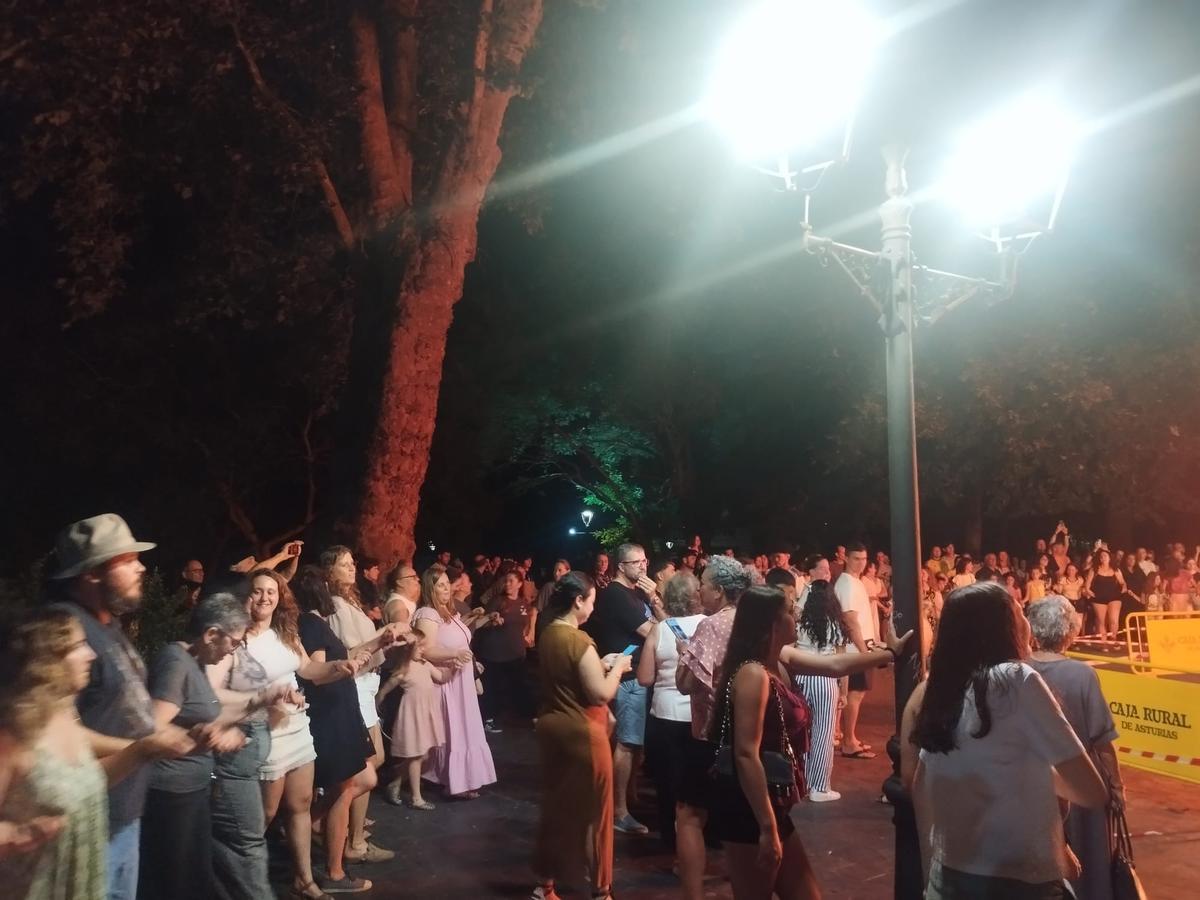 La hoguera de San Juan en Grado, en imágenes
