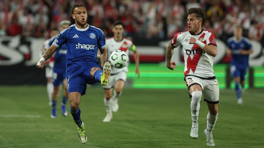 Resumen, goles y highlights del Rayo Vallecano 1 - 0 Racing Club Estrasburgo de la ida de semifinales de Conference League