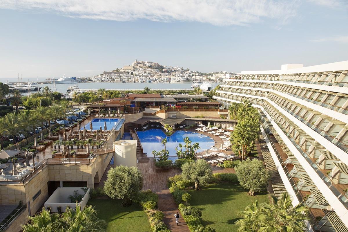 Ibiza Gran Hotel es una invitación a disfrutar de la tranquilidad de sus espacios, relajarse en su spa o explorar la isla.