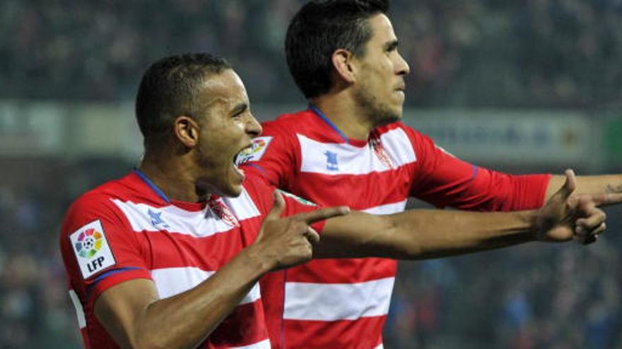 El-Arabi celebra el cuarto gol del Granada.