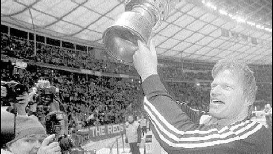 El capitán del Bayern, Oliver Kahn, levanta el trofeo tras la conquista de la Copa alemana ante el Borussia.