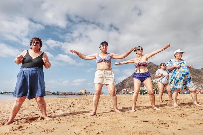 Los mayores van a la playa de Las Teresitas con Santa Cruz Vital