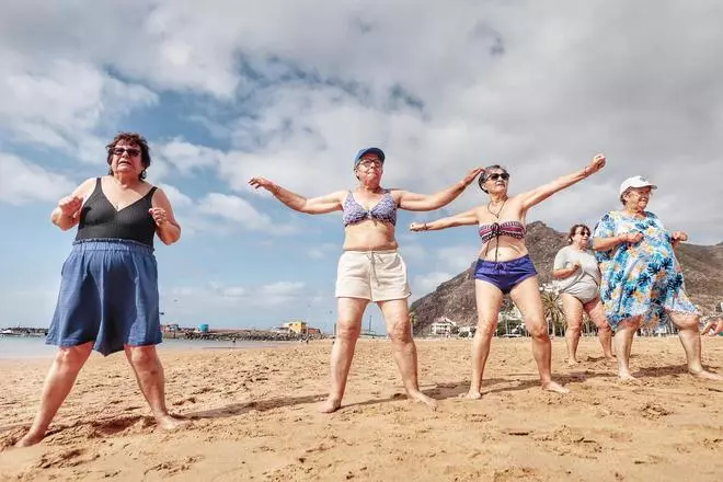 Los mayores van a la playa de Las Teresitas con Santa Cruz Vital