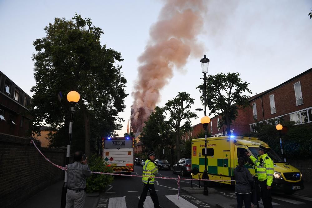 Incendio en un edificio de 24 plantas en Londres