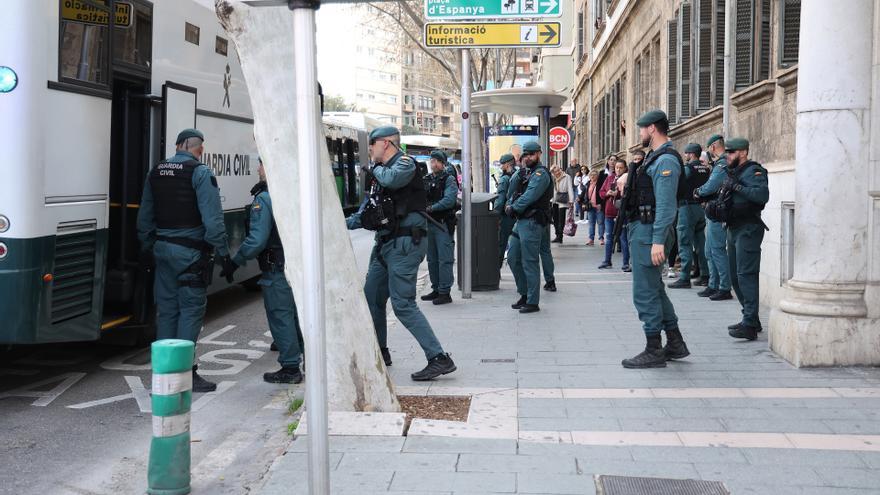 Agentes de la Guardia Civil a las puertas de los juzgados de Palma.