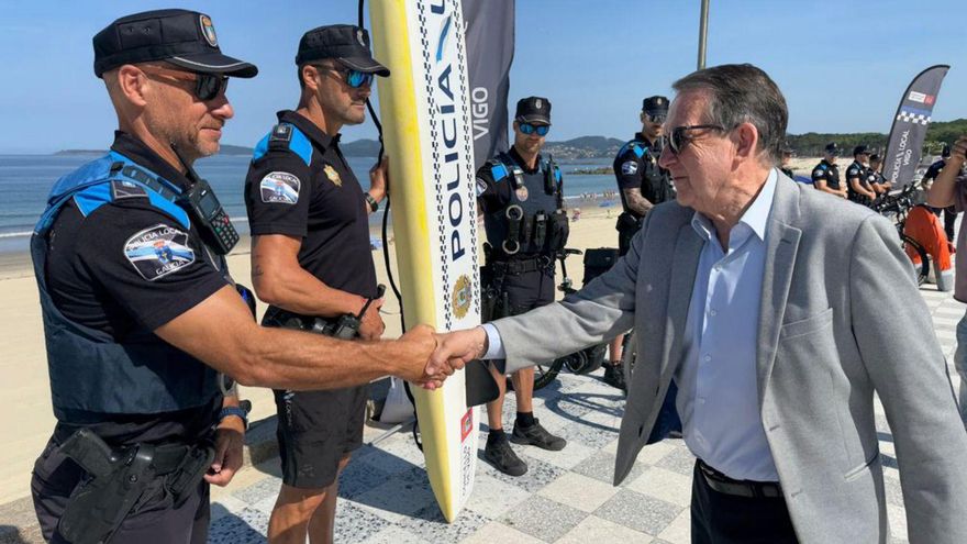 Caballero saluda a uno de los agentes en el arenal de Samil.