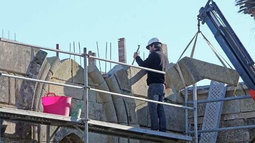 Se recolocaron las piezas desplazadas que estaban tiradas por el terreno para su reconstrucción. // M.G.B.