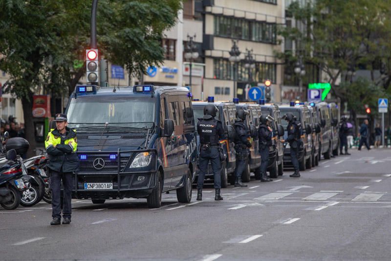 9 d'Octubre: Tensión en las manifestaciones en el centro de València