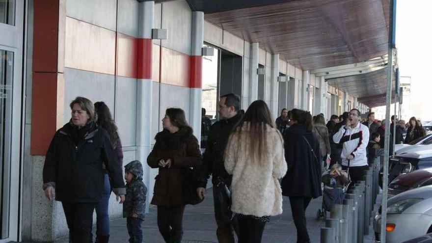 Varias personas en un centro comercial de la capital.