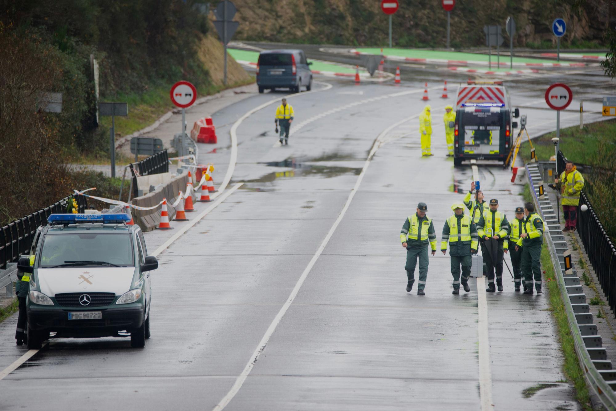La Guardia Civil inicia la reconstrucción del accidente de autobús en el Lérez