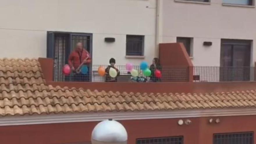 Los vecinos de Alginet disparan una mascletà con globos desde sus balcones