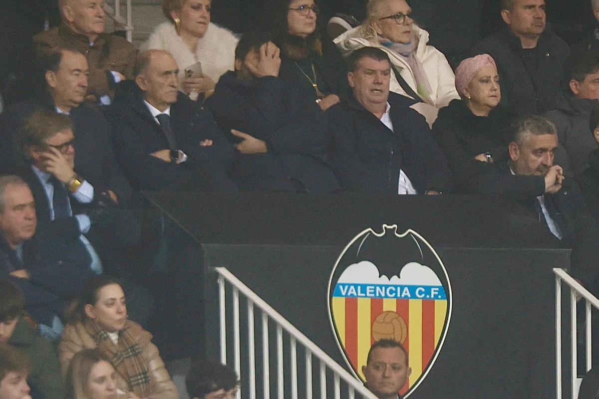 El director general, Javier Solís, y el CEO de Fútbol, Ron Gourlay, en los instantes del segundo tiempo con más críticas en la grada