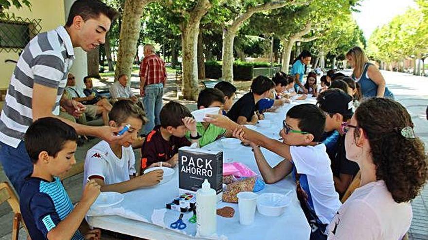 Los slimes de los niños asistentes al proyecto &quot;Muévete&quot; de Verano Activo llenan La Mota de colores