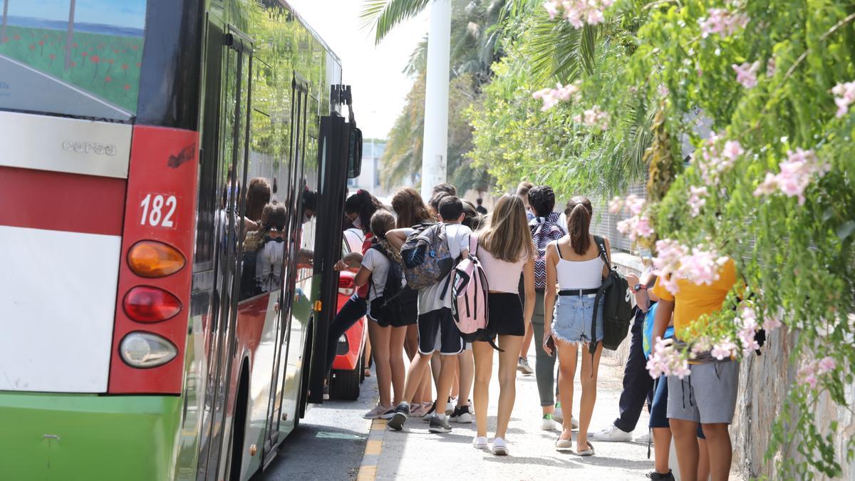Imagen de los primeros días de clase en las inmediaciones de un instituto de Elche, con aglomeraciones para coger el autobús.