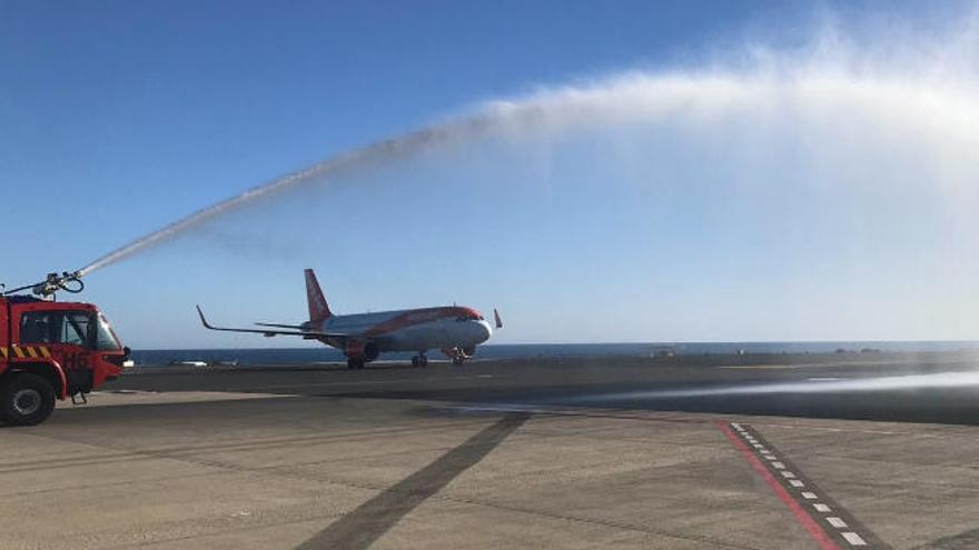 Llegada ayer al aeropuerto de Lanzarote del Airbus A320 de EasyJet con capacidad para 180 pasajeros procedentes de Venecia .
