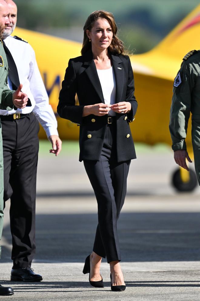 El look de Kate Middleton con traje negro en solitario la Royal Naval Air Station