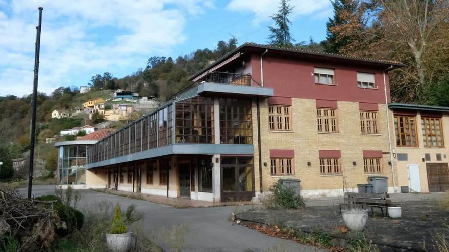 Las instalaciones del complejo hostelero El Urogallo, en la zona de San Vicente (El Entrego).