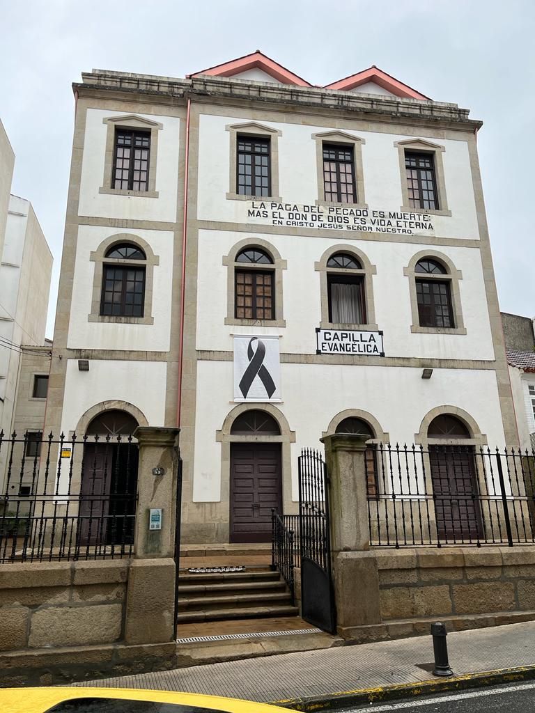 Un lazo negro en señal de luto por las víctimas del naufragio en la Iglesia Evangélica de Marín.