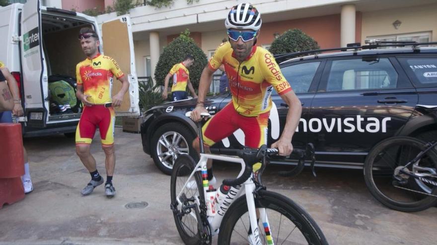 Alejandro Valverde, en el hotel Bonalba, antes de salir a entrenar por carreteras de la provincia