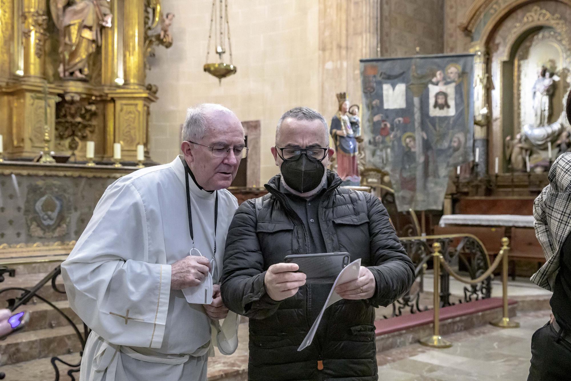 Sant Nicolau luce sus restaurados estandartes de la Pasión de Cristo