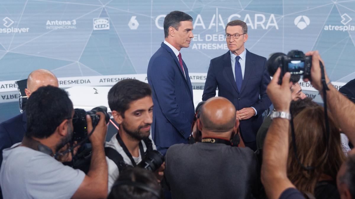 Pedro Sánchez y Alberto Núñez Feijóo durante el cara a cara en Atresmedia.