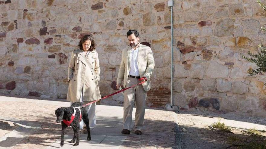 La cubana Damaris Puñales y el chileno Cristian Gómez Olivares pasean junto al mirador del Pizarro.