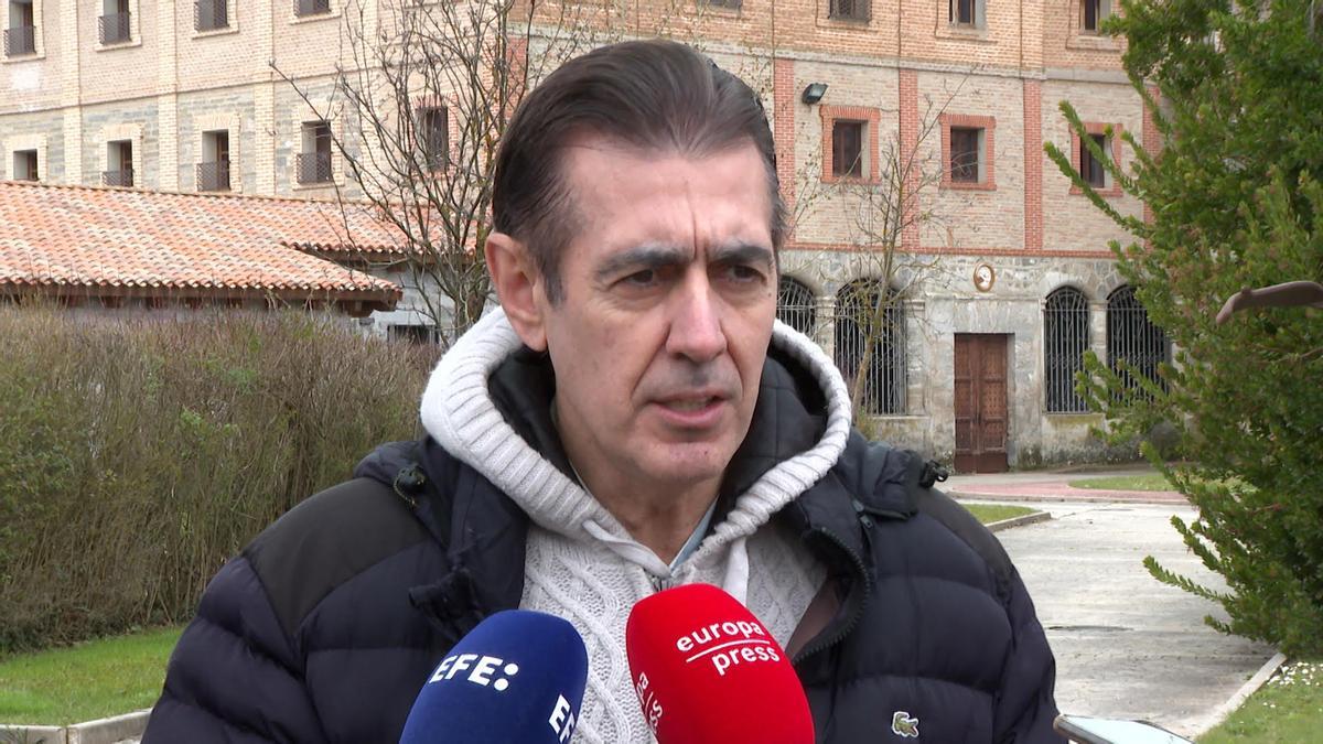 Francisco Canals atiende a los medios delante del convento de Belorado.