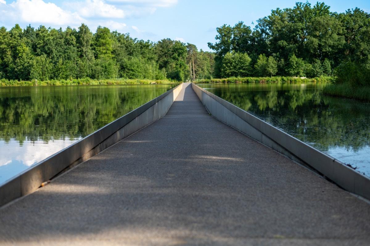 El conocido como 'Puente a través del agua' en Bokrijk, Bélgica