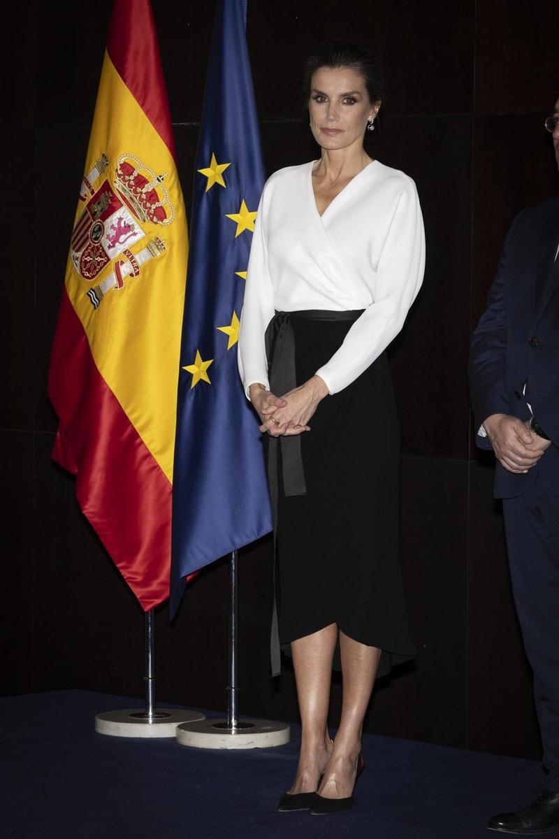 En la visita a Universidad Internacional de Cuanza, al reina Letizia estrenó conjunto de falda negra con lazada y blusa blanca