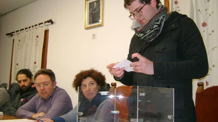 El regidor Jaume Ferriol (Més) cuenta los votos en el pleno.