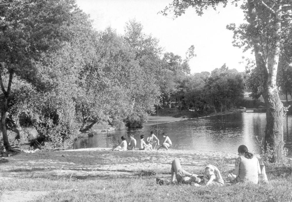 Playa fluvial de A Freixa (Ponteareas), en 1970.