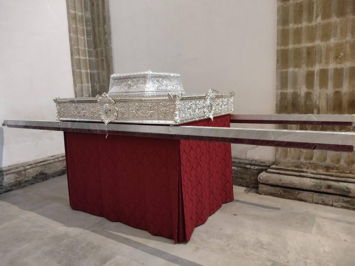 Detalle de la estructura que soporta a La Dolorosa, con la peana incorporada.