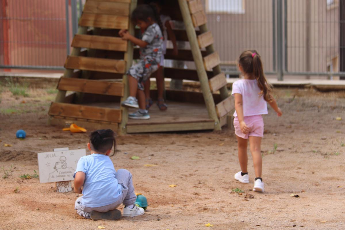 Famílies de Sants-Montjuïc s’organitzen per exigir més places públiques d’I-3