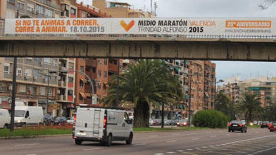 Carteles promocionales del medio maratón instando a animar.