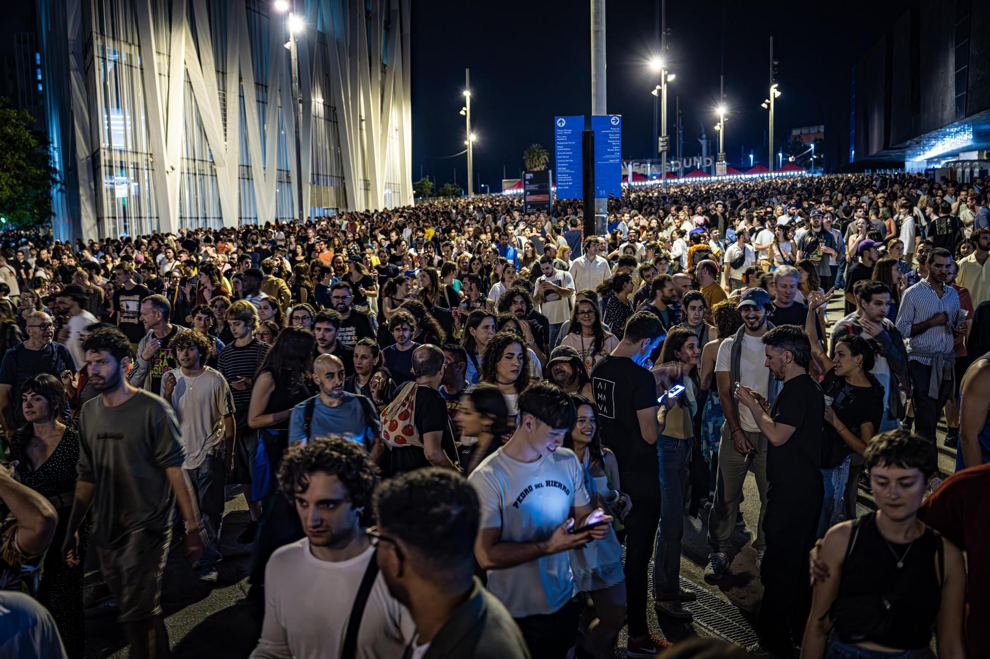 Público a la salida del festival Primavera Sound en los accesos al Fòrum, en Barcelona.