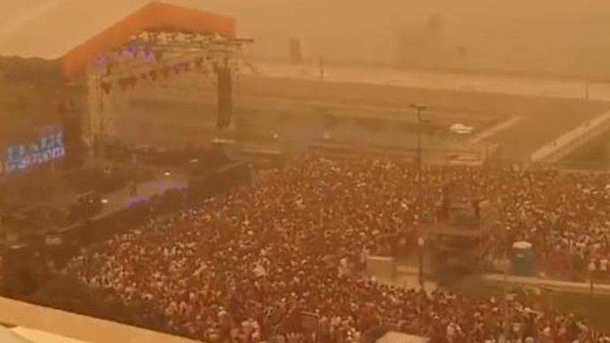 Miles de personas bailan esta tarde de domingo en el Carnaval de Día bajo la densa calima.