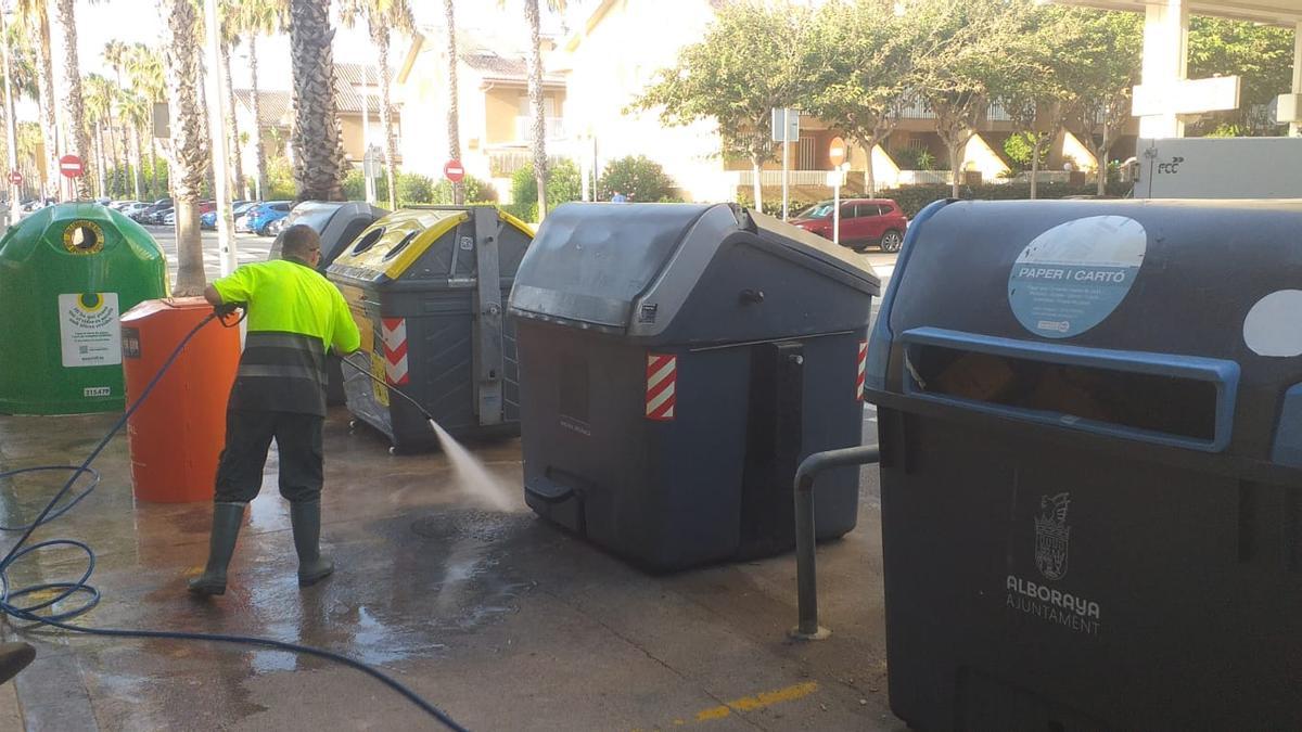 Limpieza de los contenedores en Alboraia.
