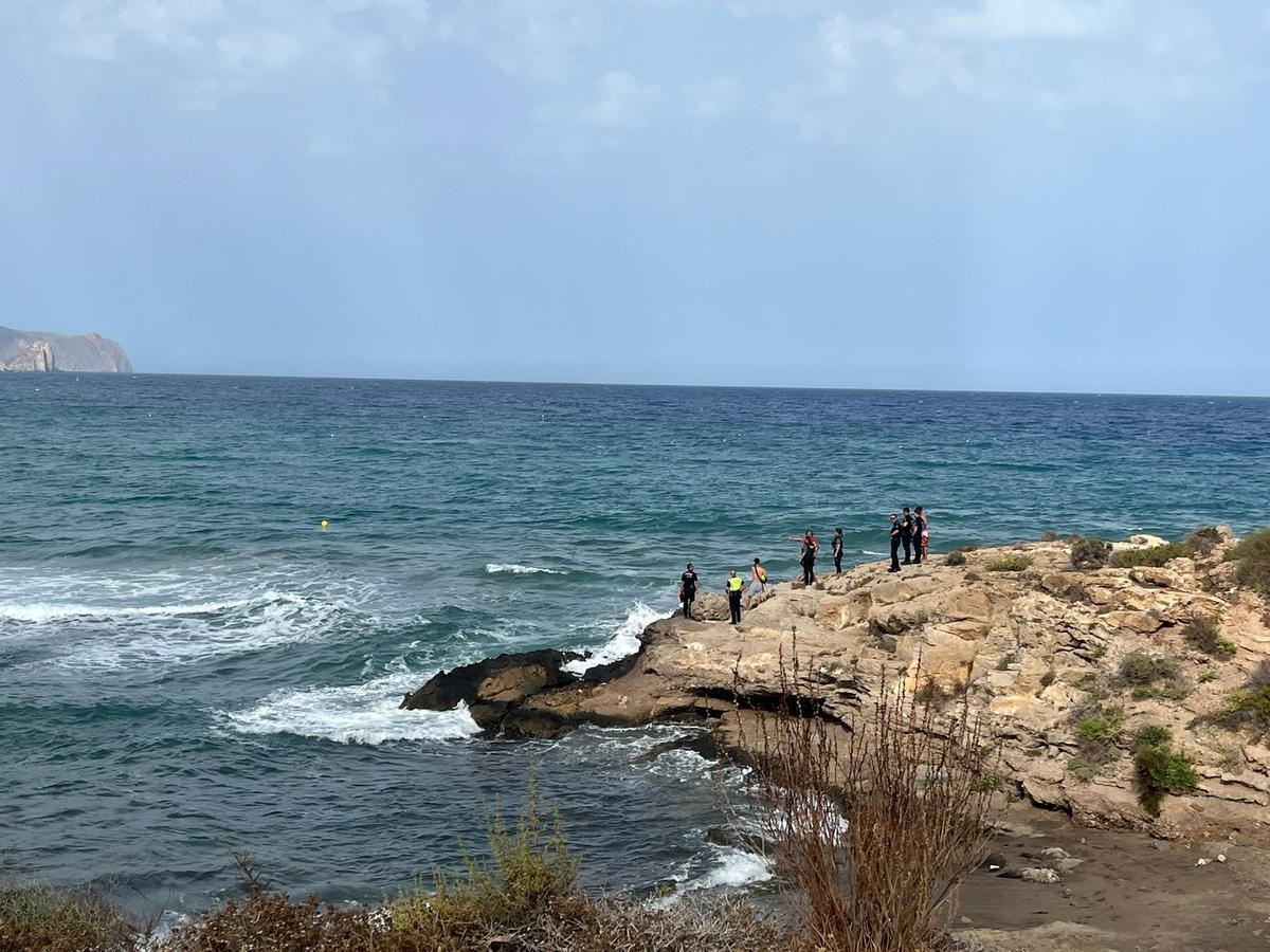 Las labores se centraron en una zona rocosa de la playa