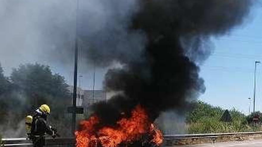 Un bombero, apagándolo. / D.P.