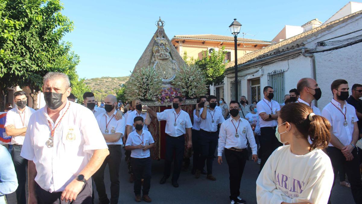 Recorrido de la Virgen de la Sierra por las calles egabenses.