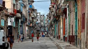 Fotografía de varios transeúntes en una calle de La Habana.