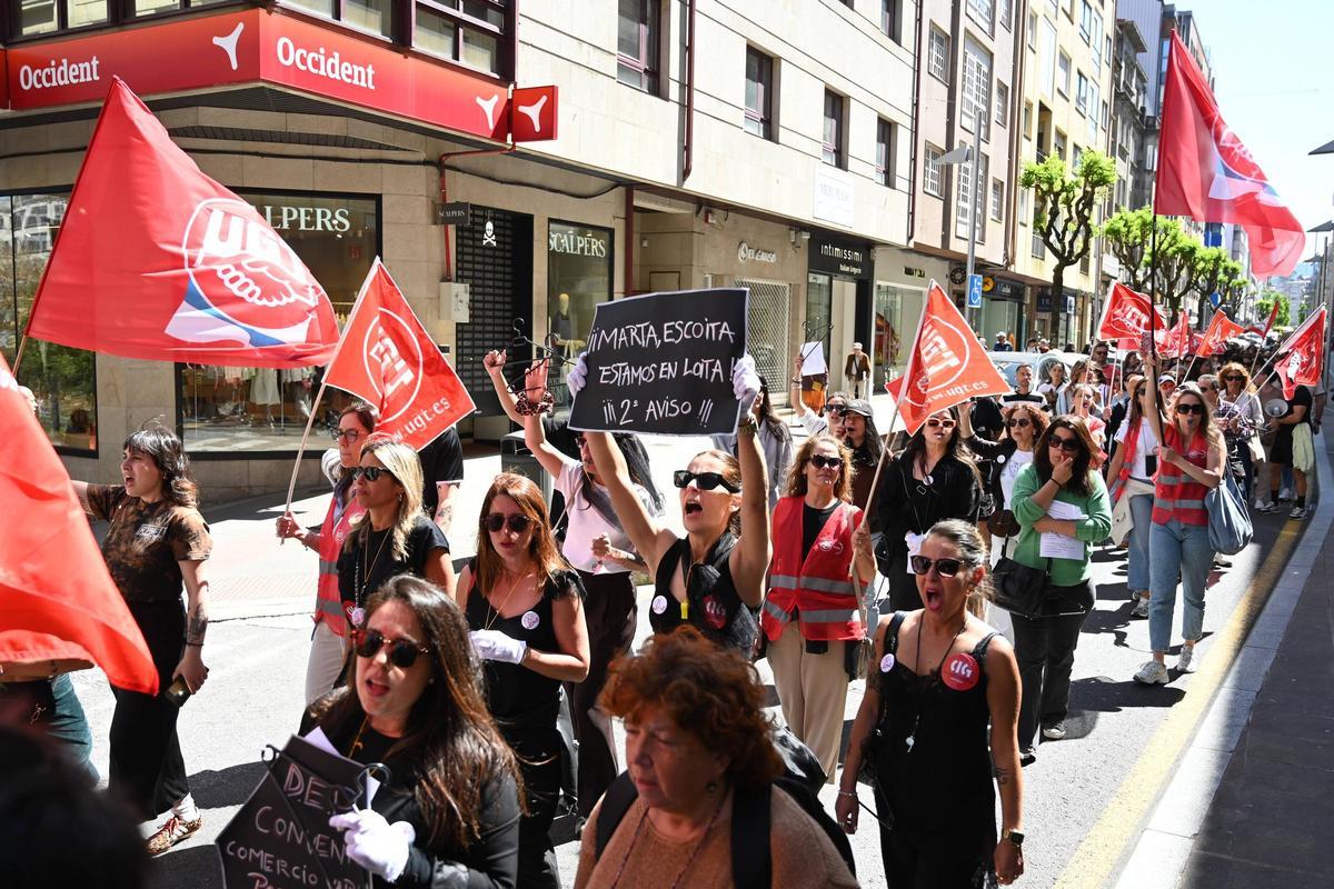 Los manifestantes a su paso por la calle Benito Corbal.
