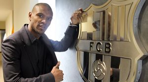 Éric Abidal ha firmat el nou contracte de renovació amb Sandro Rosell.