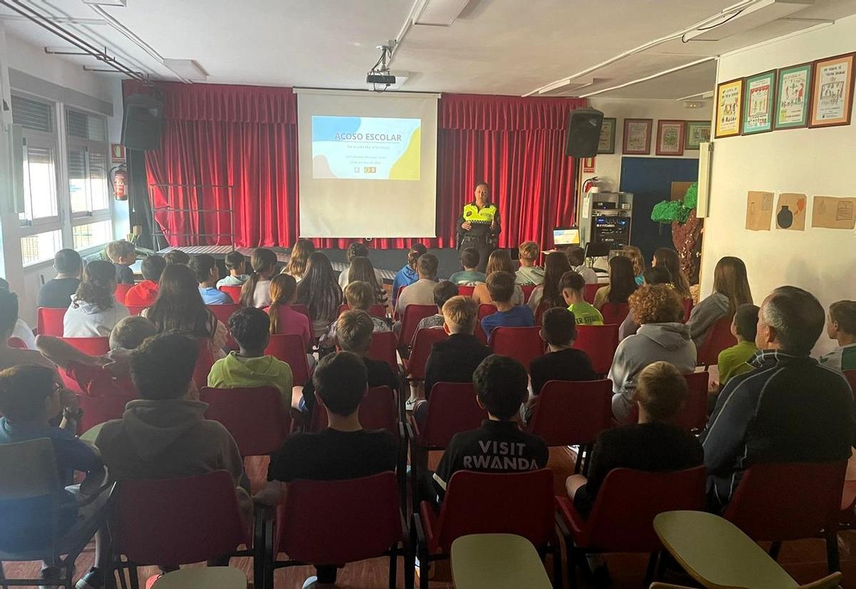 Los agentes han reforzado su labor preventiva y de mediación en colegios e institutos, consolidándose como un recurso cercano para la comunidad educativa.