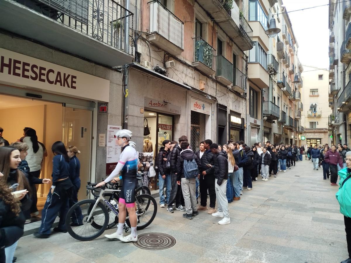 La cua fora del local, pocs minuts abans d'obrir.