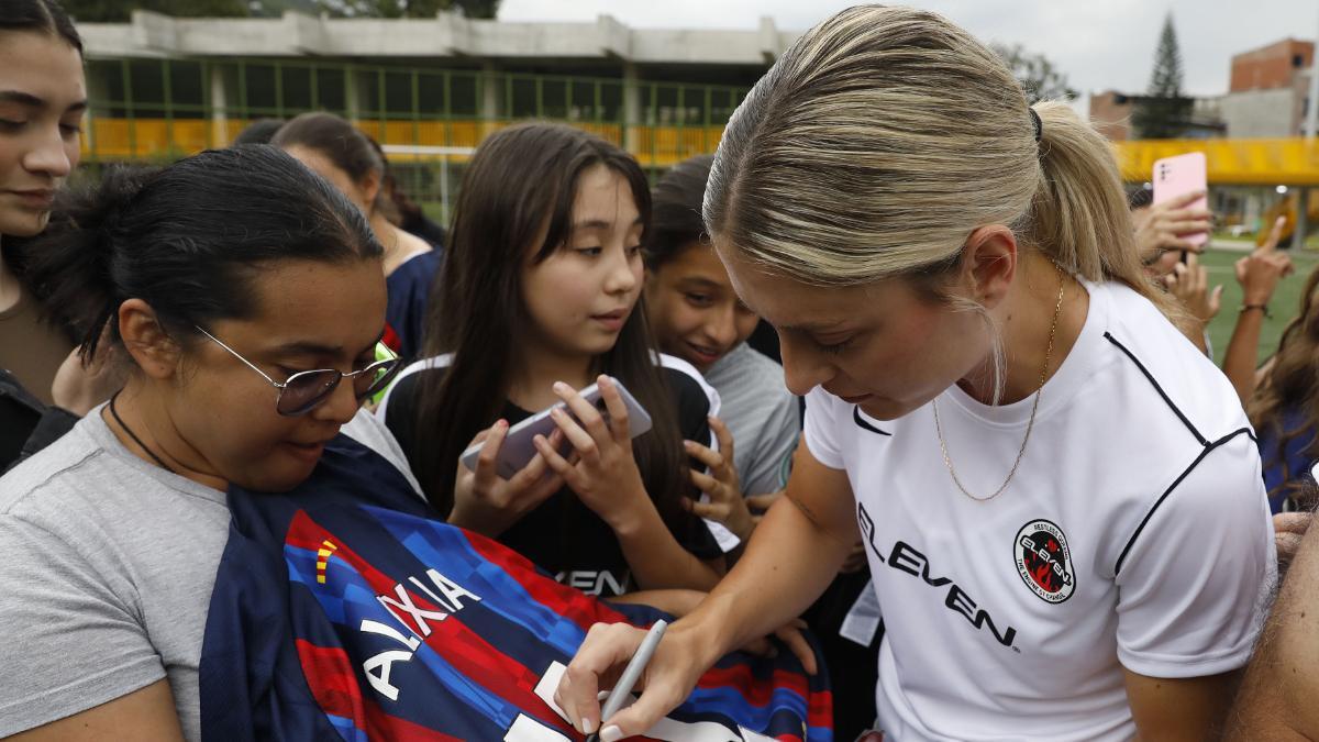 Alexia Putellas firma una camiseta a una seguidora en la inauguración de su academia en Colombia