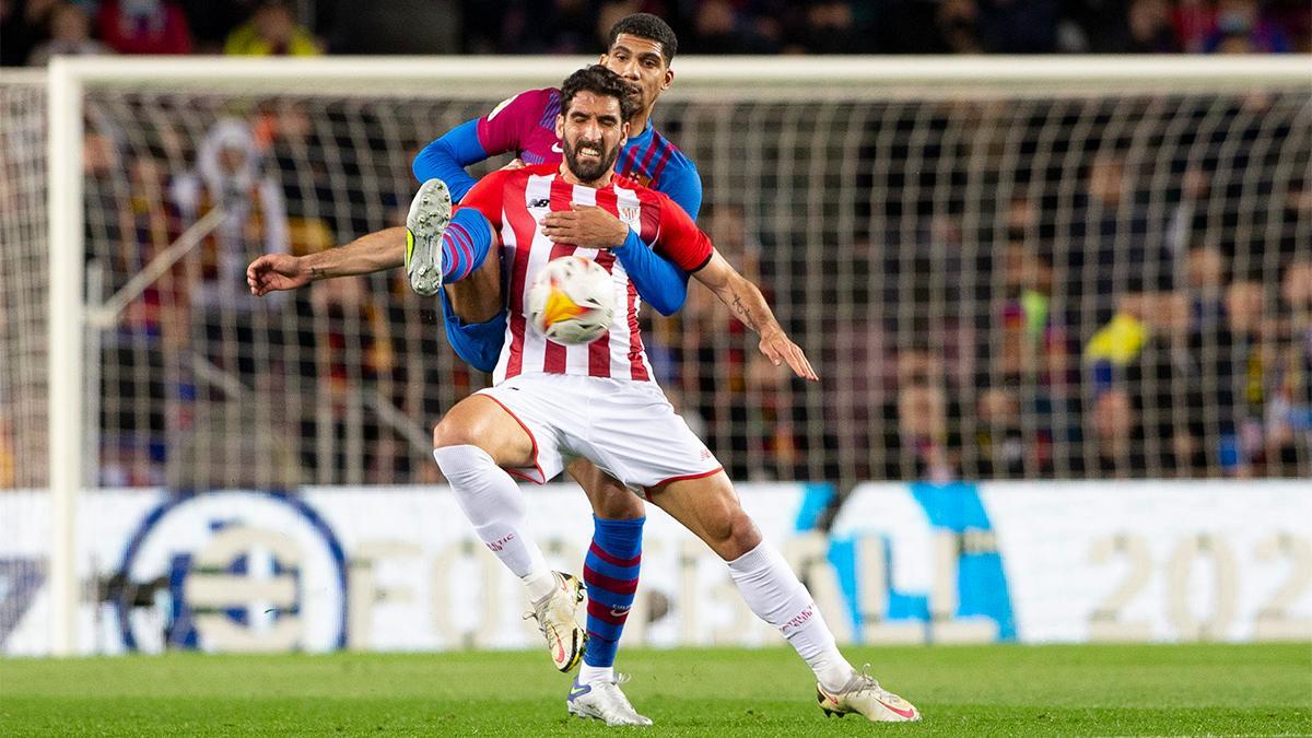 Araújo presiona a Raúl García para robarle la pelota en el encuentro disputado en el Camp Nou